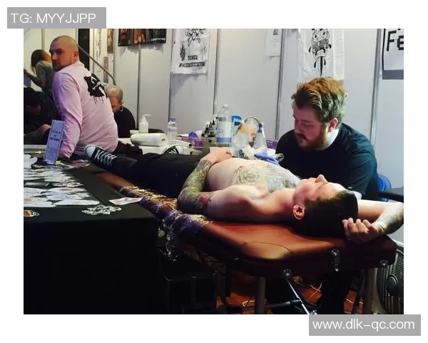 足球明星背部纹身艺术揭秘展现个性与荣耀的完美结合